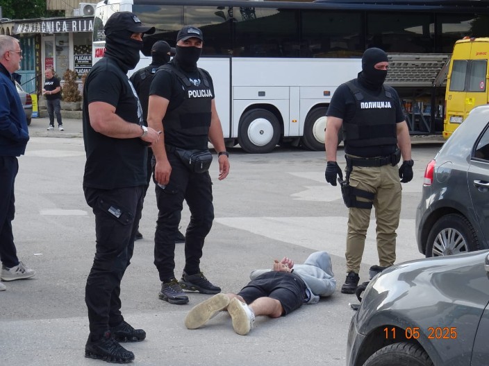 POGLEDAJTE SPEKTAKULARNU POLICIJSKU AKCIJU U Novom Pazaru uhapšen sa 3 kile droge, objavljeni detalji o osumnjičenom (VIDEO)