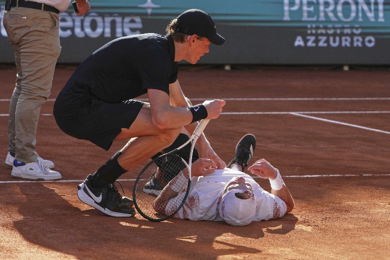 MRZELI SU GA, SADA MU SKIDAJU KAPU Sinerov potez oduševio teniski svet (VIDEO)