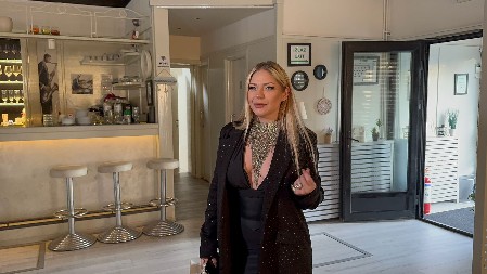 PREPOLOVILA SE NAKON RAZVODA Pevačica se pojavila na proslavi, totalno neprepoznatljiva! (FOTO/VIDEO)