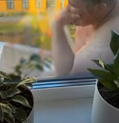 NOĆNA ŽURKA SE PRETVORILA U PAKAO Pijanac go ispao kroz prozor, pa sedeo na ivici života, komšije se KRSTILE! (VIDEO)