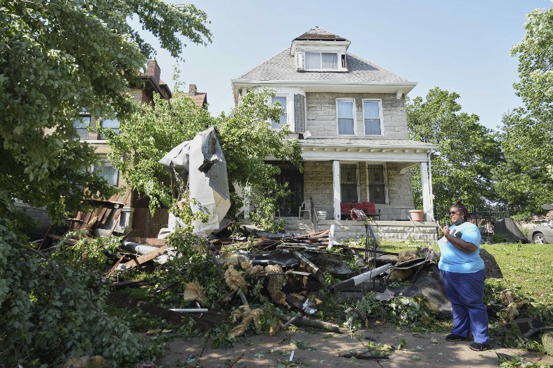 SNAŽNA OLUJA I TORNADO KOSILI SVE ZA SOBOM, POGOĐENO NA HILJADE DOMOVA! Nevreme ubilo najmanje 16 ljudi (FOTO/VIDEO)