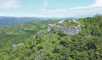 MISTERIOZNO UTVRĐENJE NA TARI PRATI KRVAVA LEGENDA Niko ne zna kad je Solotnik tačno izgrađen, pohodili ga lovci na blago tragajući za ćupovima zlata