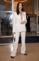 IRINA ŠAJK PROŠETALA U ODELU KOJE JE HIT SEZONE Ovaj model sakriva stomak i široke kukove, a izdužuje noge