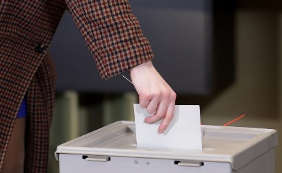 STIGLI PRVI ZVANIČNI REZULTATI U drugom krugu predsedničkih izbora u Rumuniji vodi Simion