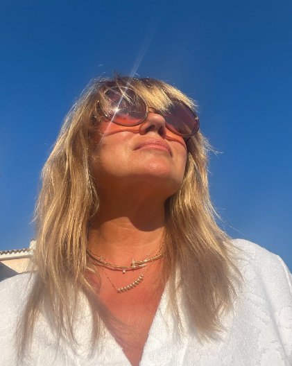 VODITELJKA RTS SKROZ GOLA NA JAHTI Pozirala i sve ostavila bez teksta kako izgleda u šestoj deceniji, a komentari samo pljušte (FOTO)