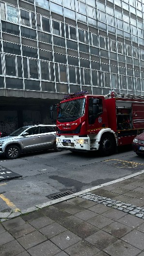 GORI KONTEJNER U CENTRU BEOGRADA! Dim prekrio ulicu, vatrogasne ekipe na terenu (FOTO/VIDEO)