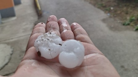 PAO GRAD VELIČINE JAJA, VELIKA JE ŠTETA Tek će se znati koliki im je haos napravilo nevreme