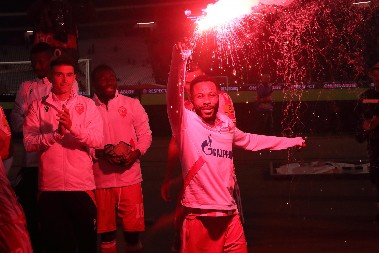 OVA SRAMOTA JE SVIMA PROMAKLA Kanga pogođen bakljom u Novom Pazaru - Reakcija Gabonca je neverovatna (VIDEO)