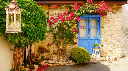DA LI STE PRIMETILI OVAJ DETALJ KOD KOMŠIJE NA VRATIMA? Veruje se da ovaj detalj garantuje blagostanje i mir u kući
