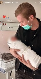 PEVAČ SE OŽENIO U TAJNOSTI, A SAD JE POSTAO OTAC Objavio radosne vesti, fotografija iz porodilišta oduševila sve