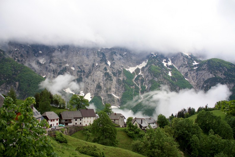 STANOVNICIMA SELA PRETI UŽAS, PLANINA SAMO ŠTO SE NE OBRUŠI! Panika zavladala: ''Pripremamo se na najgore'' (VIDEO)