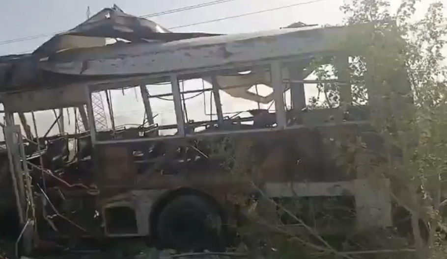 SNIMCI UŽASA! IZVŠREN SAMOUBILAČKI NAPAD NA ŠKOLSKI AUTOBUS, NAJMANJE ČETVORO DECE JE POGINULO "Počionioci su zveri koji ne zaslužuju milost", rekao je pakistanski ministar policije (FOTO)