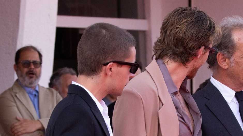 SRPKINJE ODLEPILE ZA FRANCUZOM Plavi lepotan zavodi sve pred sobom, a tek kako kuva, to još niste videli