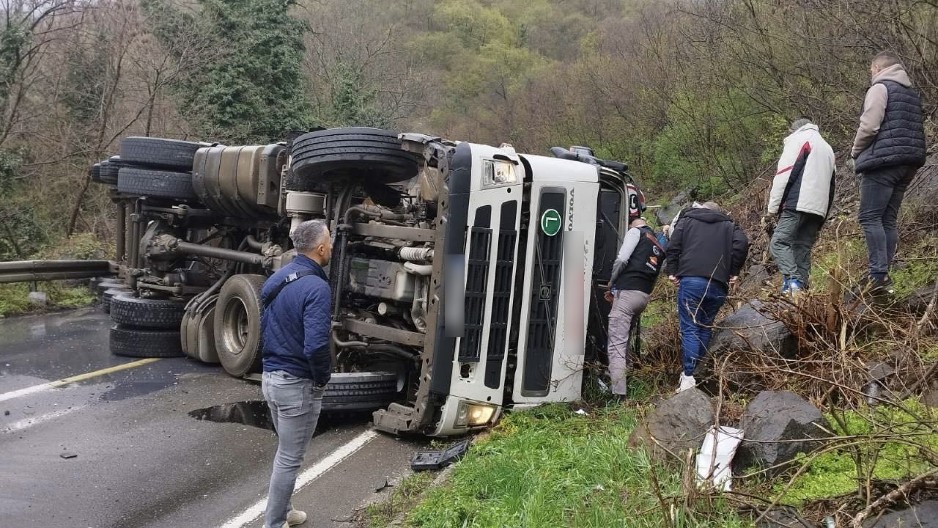 ZAPALIO SE KAMION NA PUPINOVOM MOSTU Kabina vozila potpuno ugljenisana, vatrogasci izašli na teren
