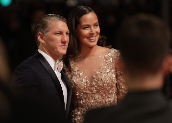 ŠTA MU SE DEŠAVA? Dok Ana Ivanović uživa, reakcija Bastijana Švajnštajgera je zabrinula mnoge (FOTO)