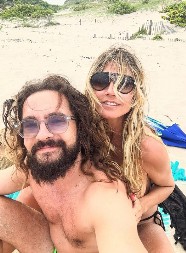 NISKE STRASTI U KANU  Manekenka se prepustila čarima svog 16 godina mlađeg muža, a onda mu je ruka zalutala...