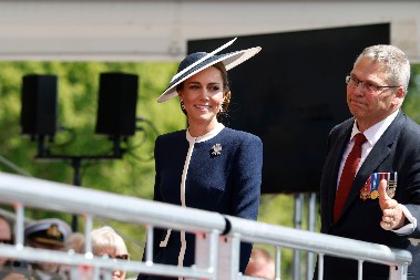 KEJT MIDLTON U SEKUNDI PODSETILA NA PRINCEZU DAJANU  Isti kroj haljine je i lejdi Di nosila 1993. godine