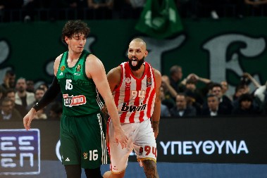 TUČA NAVIJAČA OLIMPIJAKOSA I PANATINAIKOSA Nezapamćen haos u Abu Dabiju pred veliki derbi (VIDEO)