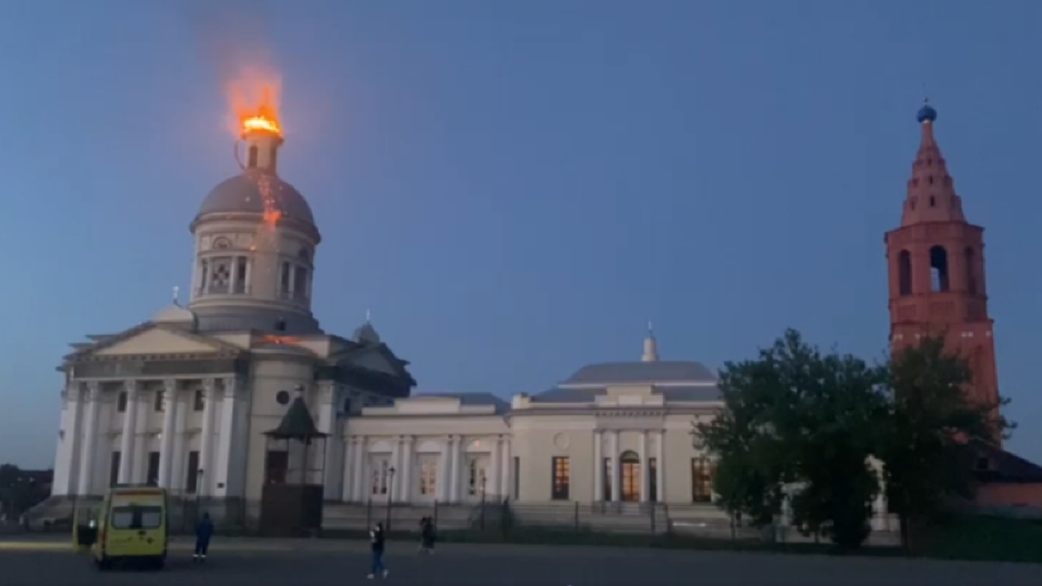 GORI KATEDRALA SVETOG NIKOLE Dron pogodio kupolu tornja, stravični prizori u Rusiji (VIDEO)