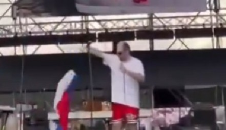 SKANDALOZAN SNIMAK DIGAO RUSIJU NA NOGE Gruzijski pevač oskrnavio zastavu Ruske Federacije: "Slomljen nos mu ne bi škodio" (VIDEO)