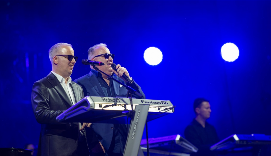 JEDINA FOTOGRAFIJA SAŠE I DEJANA MATIĆA IZ DETINJSTA Slepi dečaci drže se za ruke - prizor koji je ganuo celu Srbiju (FOTO)