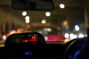 TAKSISTA ZADAVIO PUTNICU Telo zakopao u šumi