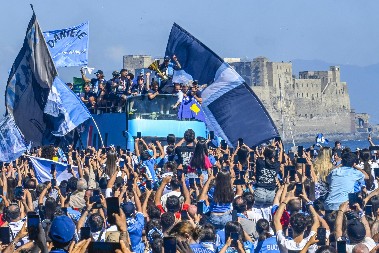 BAČENA SENKA NA FEŠTU Fudbaler Napolija razvio zastavu tzv. Kosova
