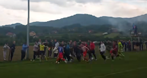 TOTALNI HAOS Tuča na utakmici omladinaca, sevale pesnice, udarci leteli na sve strane (VIDEO)