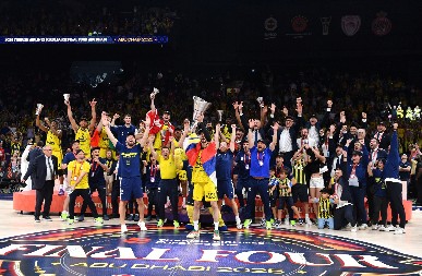 FEŠTA U ISTANBULU Desetine hiljada navijača Fenerbahčea prisustvovalo paradi povodom osvajanja Evrolige