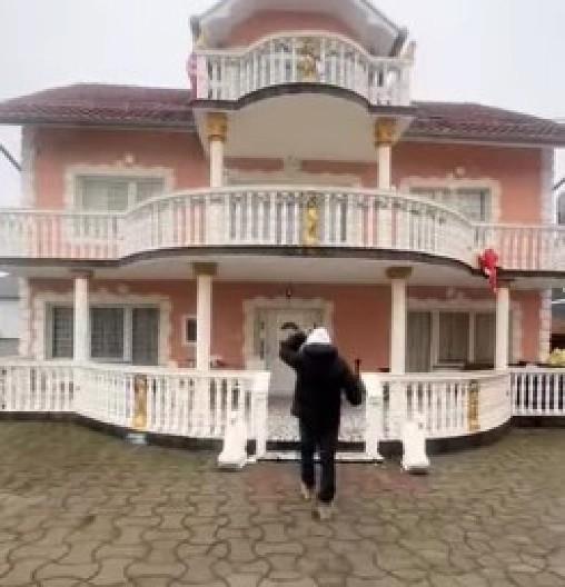 "STAVILA SAM ZLATAN ZUB DOK SAM JOŠ BILA NEVINA“ Romi pokazali vile i luksuz koji ostavlja bez daha: „Oba sina mi voze Majbah”