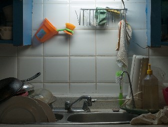 UKLANJA MASNOĆU, ALI I KAMENAC IZNAD SUDOPERE Ova mešavina je idalna za čišćenje pločica u kuhinji, ne bacajte pare na hemikalije