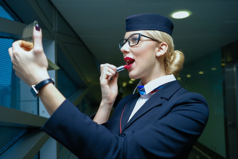 TAJNA CRVENOG KARMINA Obavezan je za sve stjuardese - evo zbog čega