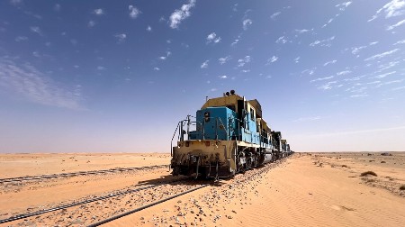 PUSTINJSKI VOZ JE NAJDUŽI NA SVETU Dug je 2 kilometra i  ide kroz  pustinju - putovanje je bučno, prljavo i  opasno