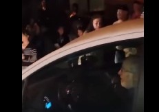 OPROSTI IM BOŽE, NE ZNAJU ŠTA RADE! Blokaderi nasrnuli na sveštenika, snimali ga, provocirali i vređali! (VIDEO)