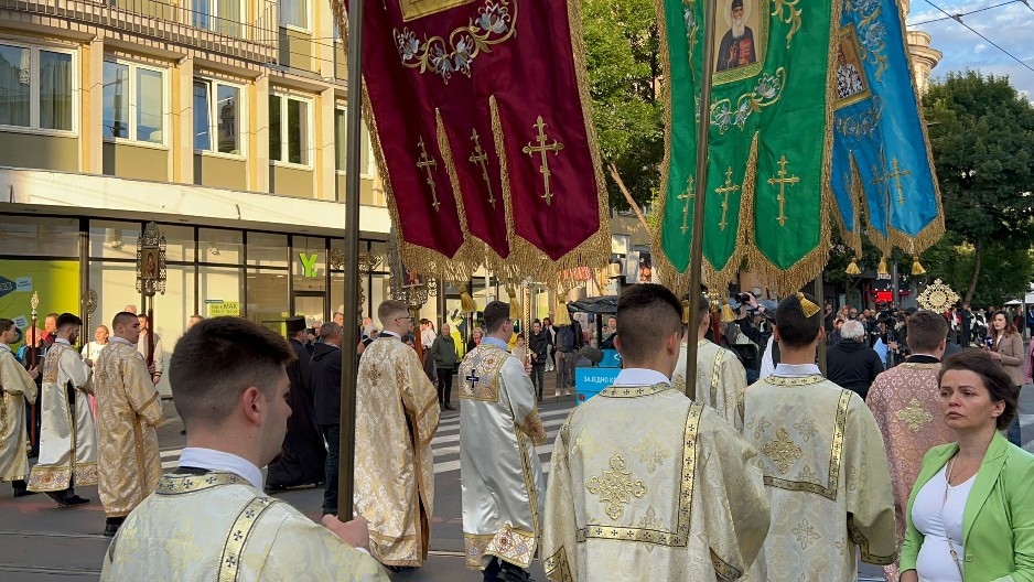 BEOGRAD JE OSVEŠTAN – HILJADE VERNIKA NA SVETOSAVSKOJ LITIJI: Sveti Sava ponovo u prestonom gradu sa svojim narodom (VIDEO)