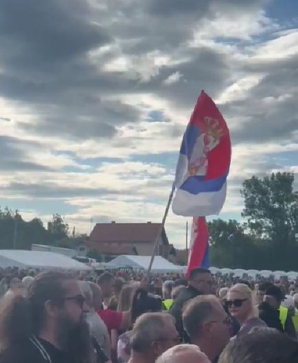 PREDIVNA ATMOSFERA, JELAŠNICA UZ PREDSEDNIKA Narod se veseli uz pesme sa Kosova i Metohije (VIDEO)