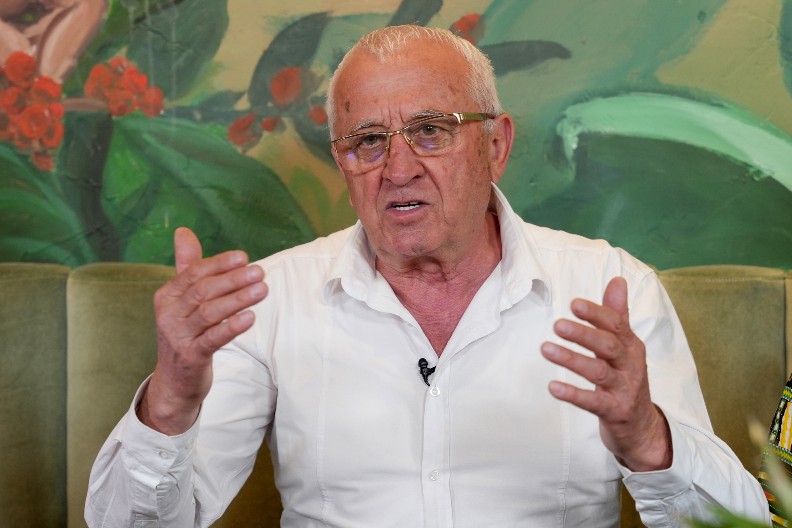 "MLOHAVO, MATORO ČIČIŠTE" Pevačica izvređala Eru zbog veza sa 43 godine mlađom, oglasio se Ojdanić za Alo!, pa joj poručio jedno