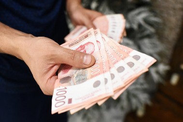 NAJAVLJENA NOVA JEDNOKRATNA POMOĆ, STIŽU VAUČERI OD 8.000 DINARA Evo ko od građana i kako će moći da se prijavi