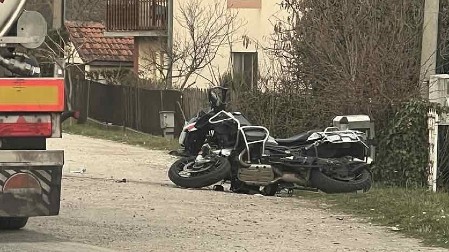 MOTOCIKLISTA LEŽI NA PUTU, VIŠE OSOBA POVREĐENO Teška nesreća u Kragujevcu