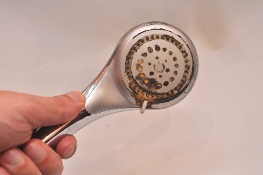 KAMENAC NA TUŠU ĆE SE PROSTO ISTOPITI Uradite samo 1 stvar, voda više neće prskati na sve strane!