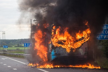 AUTOBUS PUN DECE SE ZAPALIO KOD BOLJEVCA! Od vozila ostala samo školjka (FOTO)