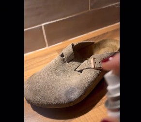 OBUĆA OD BRUŠENE KOŽE VAM JE SVA FLEKAVA? Stručnjak savetuje kako da očistite mrlje, a da ne uništite cipele