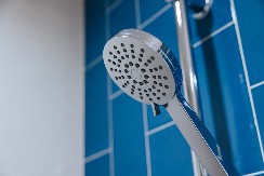 ŠTA JE TO „SVRAB SEDMOG DOBA“ Koliko često treba da se tuširaju stariji od 65 godina