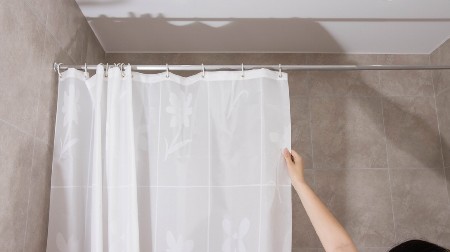 NE POMAŽE SAMO IZBELJIVAČ Buđ će automatski nestati sa zavesa u tuš kabini, ako ispratite trik u koji se kunu domaćice