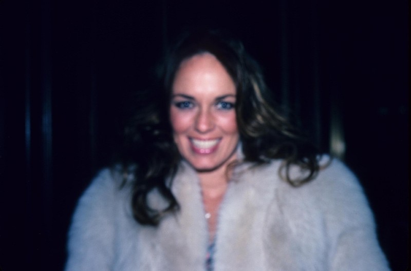 NEMA KO NIJE BIO ZALJUBLJEN U NJU, A I U 8. DECENIJI IZGLEDA JEDNAKO MOĆNO Slavnu glumicu uslikali paparaci, bez šminke i šljokica, ali i dalje atraktivna