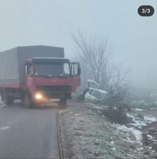 AUTOMOBIL POTPUNO SMRSKAN U UDESU KOD STOPANJE Jedna osoba teško povređena