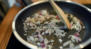 OVAJ TRIK KORISTE I KUVARI U RESTORANIMA I HOTELIMA Svetski asovi u kuvanju samo ovako dinstaju luk, među njima i Gordon Remzi