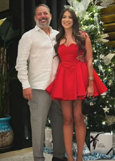 SRPSKI MILIONER SE NE ODVAJA OD SUPRUGE! Osvanula fotka sa dočeka, on je drži oko struka, a ona blista (FOTO)