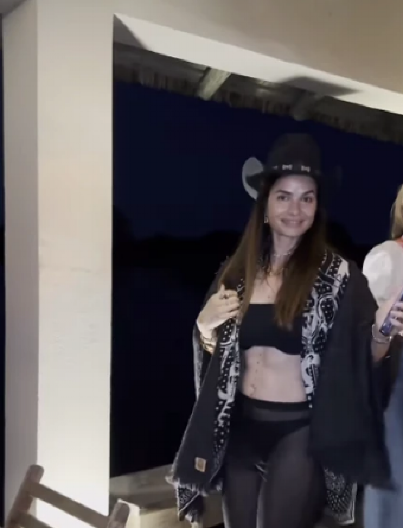 SVE OČI UPRTE U STAJLING MARIJE KARAN! Glumica na sebi imala providne helanke i kaubojski šešir (FOTO)