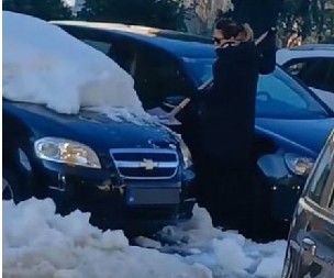 OVAKVO ČIŠĆENJE SNEGA JOŠ NISTE VIDELI Hrvatica ''lopata'' automobil iz sve snage, snimak totalni hit! (VIDEO)